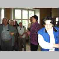 905-1398 Ostpreussenreise 2004. Die Besucher bei ihrem Rundgang durch die alte Wehlauer Schule.jpg